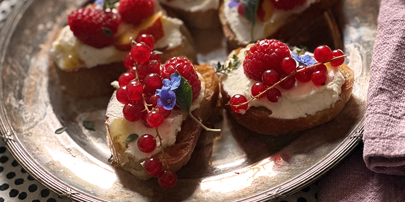 sommarsnittar-med-getostrora-pa-smorstekt-brod