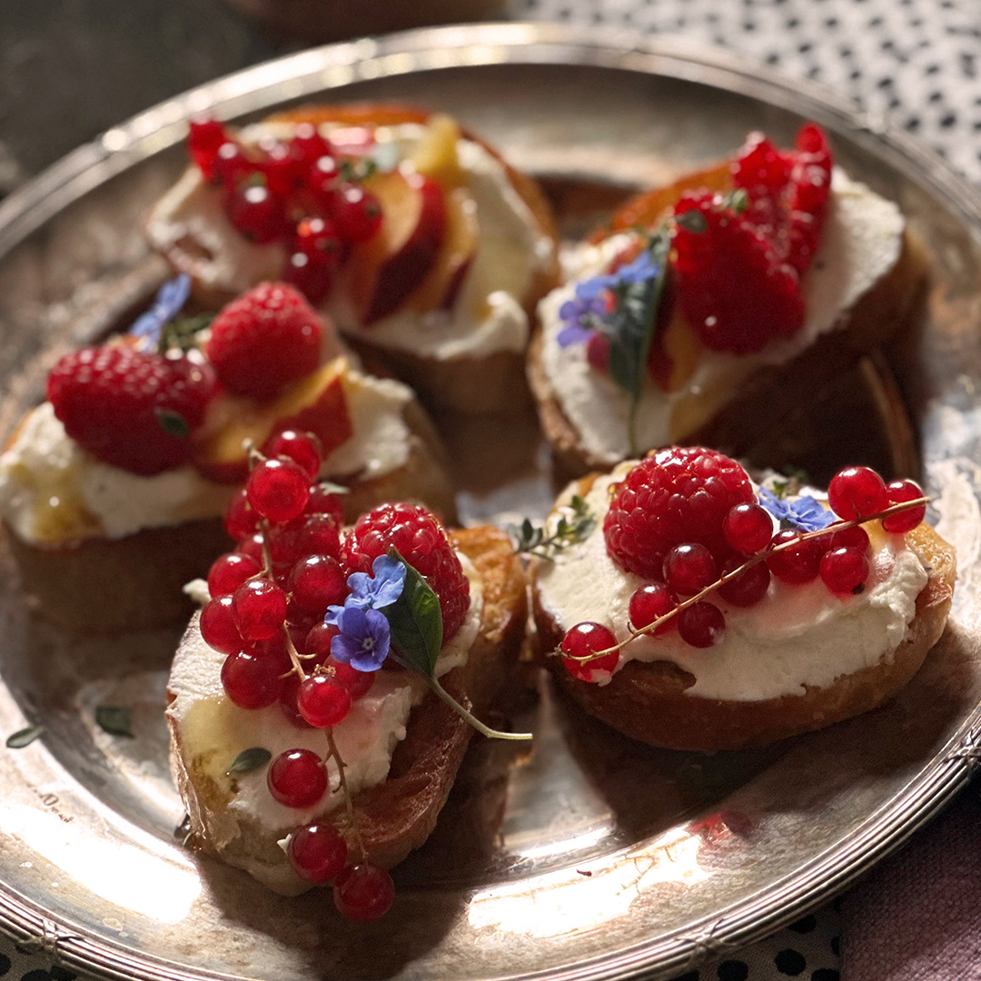 sommarsnittar-med-getostrora-pa-smorstekt-brod