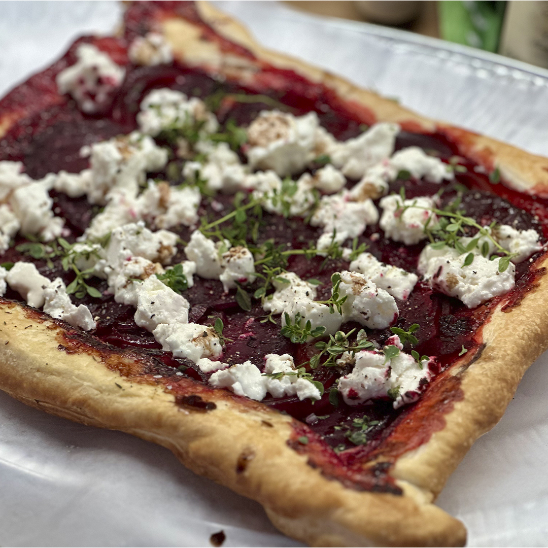 tarte-tatin-med-rodbetor-rodlok-och-timjan